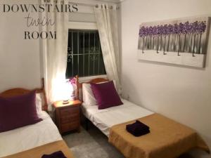 Zdjęcie z galerii obiektu 4 Bed 3 Bath Villa Sleeps 8, Pool Wifi Tv Close to Beach Restaurants and Shops w mieście Los Alcázares