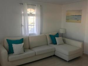 Zdjęcie z galerii obiektu 4 Bed 3 Bath Villa Sleeps 8, Pool Wifi Tv Close to Beach Restaurants and Shops w mieście Los Alcázares