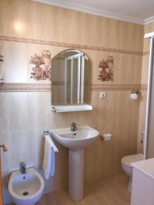 Zdjęcie z galerii obiektu 4 Bed 3 Bath Villa Sleeps 8, Pool Wifi Tv Close to Beach Restaurants and Shops w mieście Los Alcázares