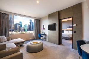 Prostor za sedenje u objektu Crowne Plaza Melbourne, an IHG Hotel