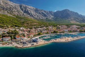 eine Luftansicht eines Resorts mit Hafen in der Unterkunft B&B villa Kovač in Baška Voda