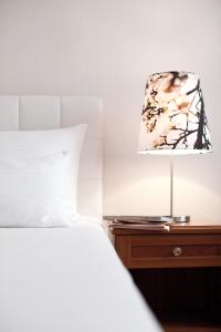 Łóżko lub łóżka w pokoju w obiekcie Hotel Schwalbe