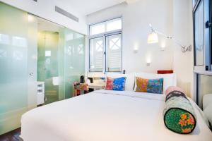 Säng eller sängar i ett rum på The Daulat by Hotel Calmo