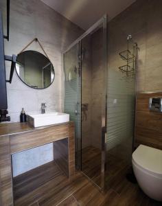 a bathroom with a sink and a shower at Serce Kaszub. Pokoje z niezależnym wejściem. in Swarzewo