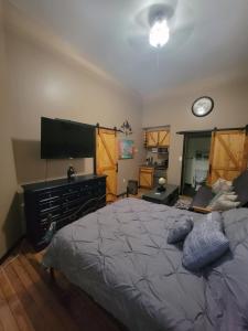ein Schlafzimmer mit einem Bett mit zwei Kissen darauf in der Unterkunft The Colburn Schoolhouse - Geography suite in Sandpoint