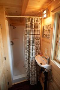 Koupelna v ubytování Tuxbury Pond Camping Resort Tiny House Emerson