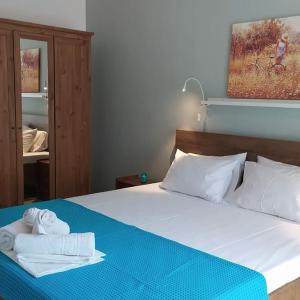 - une chambre avec un lit et 2 serviettes dans l'établissement Neria Summer Houses, à Chaniotis