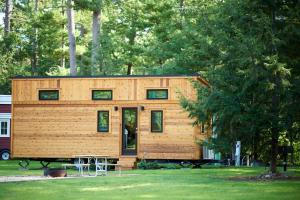 Photo de la galerie de l'établissement Tuxbury Pond Camping Resort Tiny House Emerson, à South Hampton