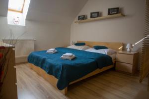 a bedroom with two beds with towels on them at Apartmán Angel in Veľká Lomnica +39 photos