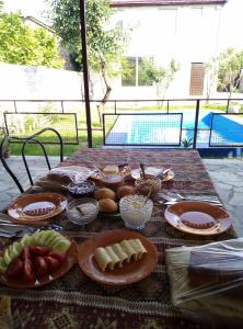 uma mesa com pratos de comida em cima em Garni family house B&B em Garni