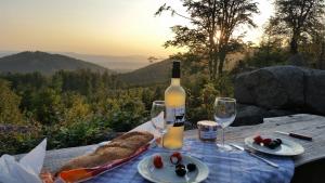 uma mesa de piquenique com uma garrafa de vinho e copos de vinho em Im alten Rathaus em Bad Liebenstein