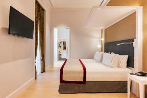 TV a/nebo společenská místnost v ubytování Áurea Ana Palace by Eurostars Hotel Company