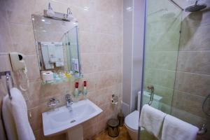 Ванная комната в Art Regency Premium Hotel FREE airport service