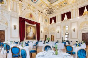 A seating area at Áurea Ana Palace by Eurostars Hotel Company