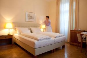Łóżko lub łóżka w pokoju w obiekcie Hotel Schwalbe