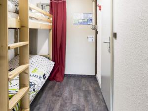 a small room with a bunk bed and a closet at Studio Villard-de-Lans, 1 pièce, 4 personnes - FR-1-515-96 in Villard-de-Lans