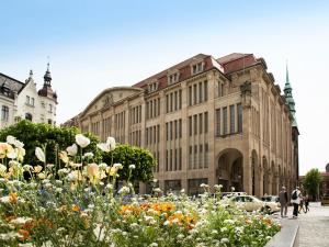 a building with a bunch of flowers in front of it at Hotel Meridian in Görlitz