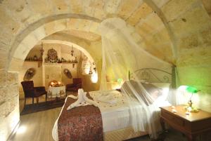A bed or beds in a room at Hotel Elvan Cave House