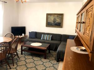 Armstrong Apartments في أوربيك: غرفة معيشة مع أريكة وطاولة