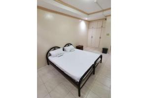 ein Schlafzimmer mit einem Bett in einem Zimmer in der Unterkunft OYO 799 Ddd Habitat Iloilo in Iloilo City