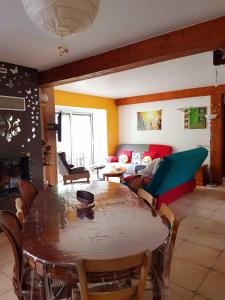 Perles-et-Castelet的住宿－Maison au cœur des Pyrénées，客厅配有桌子和沙发