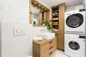 una lavanderia con lavandino e lavatrice di Castel Beachfront Apartment a Kaštela (Castelli)