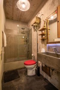 Ванна кімната в Corfu Tramezzo designer's House