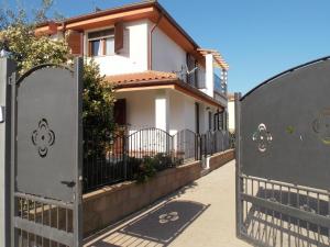 una casa con una puerta delante de una casa en Shardana Blu - Net Zero Home Holiday en Girasole