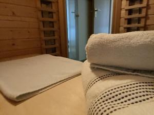 uma pilha de toalhas sentadas em cima de uma cama em Ferienwohnung Sonnenschein em Bad Hersfeld