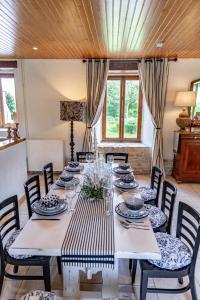 
A restaurant or other place to eat at Holiday home Haras du Ry
