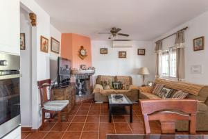 uma sala de estar com um sofá e uma lareira em Casita Puente Viejo em Nerja