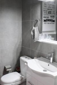 Zdjęcie z galerii obiektu Outstanding One Bedroom Flisvos Apartment w Atenach
