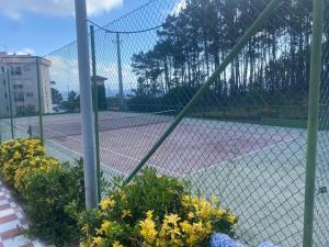 Tenis alebo squash v ubytovaní URB. PEDRAS NEGRAS alebo jeho okolí