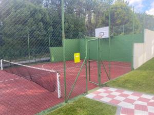 Tenis alebo squash v ubytovaní URB. PEDRAS NEGRAS alebo jeho okolí