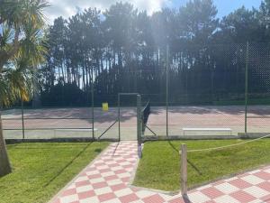 Tenis alebo squash v ubytovaní URB. PEDRAS NEGRAS alebo jeho okolí