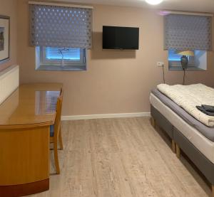 une chambre avec un lit, une table et un bureau dans l'établissement Jachabauer, à Ried
