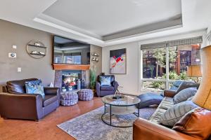 坎莫尔The Versailles by Samsara Resort Top Luxury Top View 1300SQF 2BEDROOM 2BATHROM的带沙发和壁炉的客厅