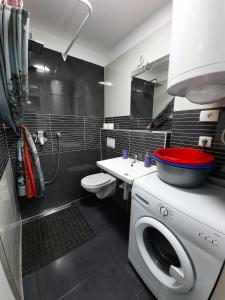 ein Badezimmer mit einer Waschmaschine und einem Waschbecken in der Unterkunft Vice in Omiš