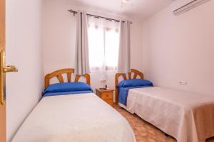 En eller flere senge i et værelse på Apartamento con piscina privada + 14 billeder