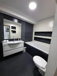 ein Badezimmer mit einem WC, einem Waschbecken und einer Badewanne in der Unterkunft Vice in Omiš