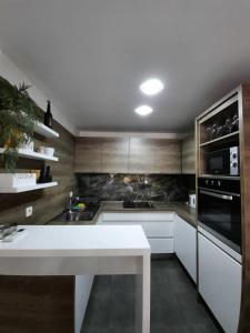 eine Küche mit einer weißen Theke und einem Waschbecken in der Unterkunft Vice in Omiš