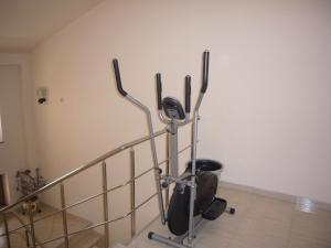 une balustrade en métal dans une pièce avec une poubelle dans l'établissement Vila Doda, à Eforie Nord