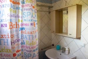 Koupelna v ubytování Seaview Maisonette + 24 fotografií