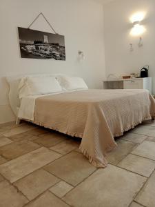 Un pat sau paturi într-o cameră la Sant'Eufemia Rooms Self Check in