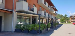 a building with potted plants on the side of it at Residence i Fiori in Piantedo