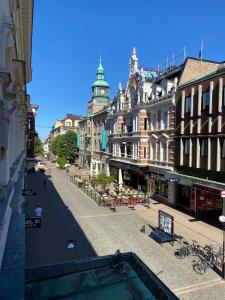 uitzicht op een straat in een stad met gebouwen bij First Hotel Statt in Karlskrona