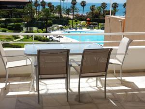 Bazén v ubytovaní atico en Las Americas Islantilla primera línea de playa alebo v jeho blízkosti