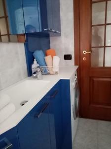 古岡佐拉的住宿－Appartamento con terrazzo a Gorgonzola，一间带水槽和洗衣机的浴室