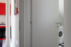 eine Tür zu einer Küche mit einer Waschmaschine in der Unterkunft Felicita Apartments in Martinsicuro