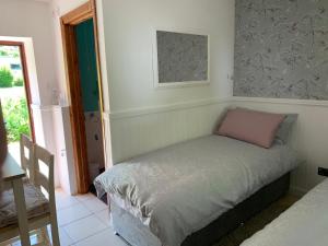 Postel nebo postele na pokoji v ubytování Whitestone Cottage